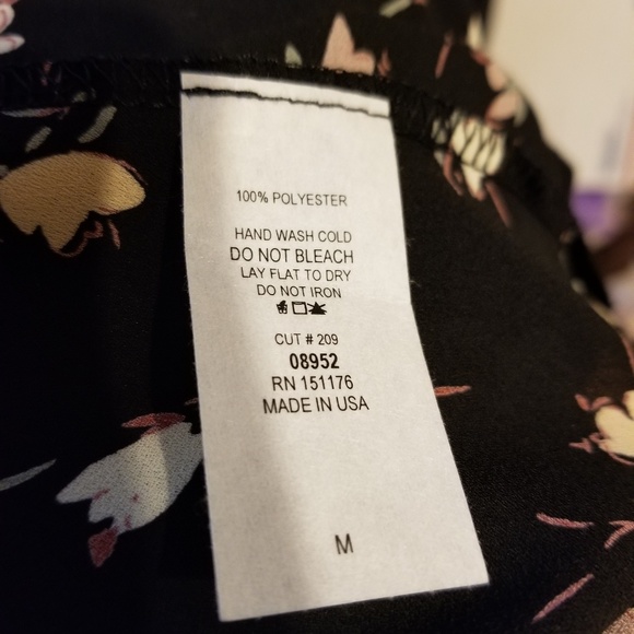 Last 1  Black floral print top w/tie closure - Picture 6 of 6